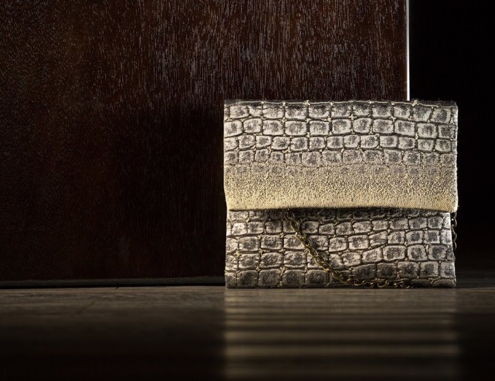 Texturas increíbles proponen los clutches que diseñamos para una mujer sofisticada.